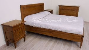Letto classico matrimoniale in noce massiccio con pediera bassa